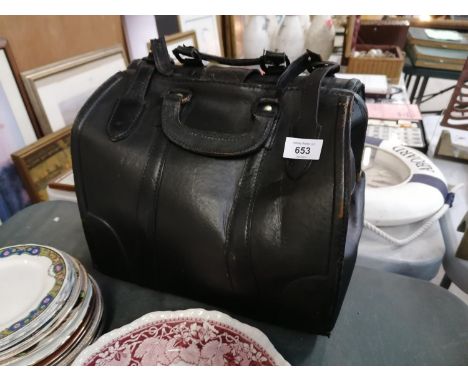 A VINTAGE BLACK TRAVEL BAG 