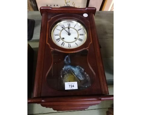A MODERN 'WIDDUP' CHIMING MANTLE CLOCK WITH PENDULUM AND KEY 