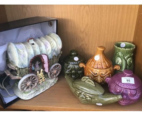 A COLLECTION OF SADLER AND SADLER STYLE POTTERY TO INCLUDE ONION, PRESERVE, BEETROOT ETC AND A CERAMIC CHUCK WAGON 