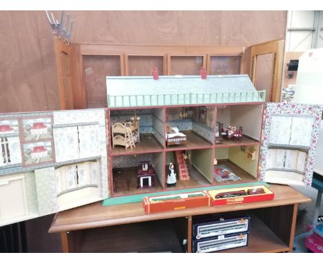 A VINTAGE DOLLS HOUSE WITH ASSORTED DOLLS FURNITURE 
