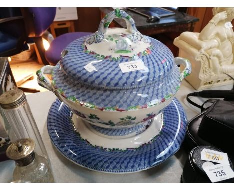 A LARGE CERAMIC SPODE LIDDED TUREEN ON BASE 