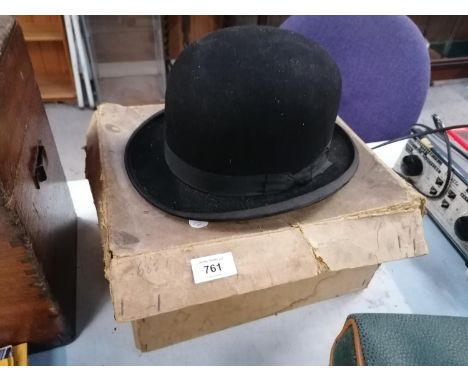 A VINTAGE 'ROBERT HEATH' BOWLER HAT TOGETHER WITH ORIGINAL BOX 