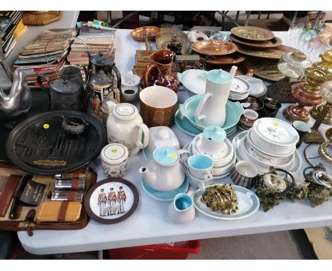 A LARGE COLLECTION OF CERAMICS AND FURTHER ITEMS - RETRO POOLE TEA SET, FURTHER PART DINNER SERVICE ETC 