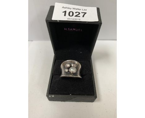 A BOXED SILVER RING WITH PEARL DESIGN 