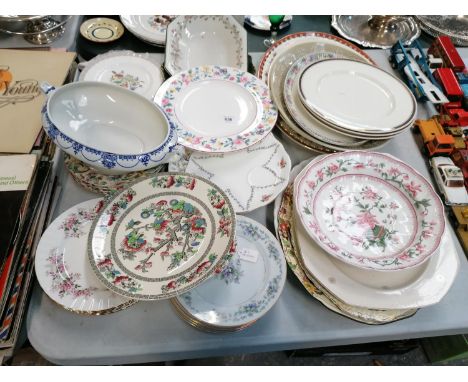 A LARGE COLLECTION OF CERAMIC PLATES 