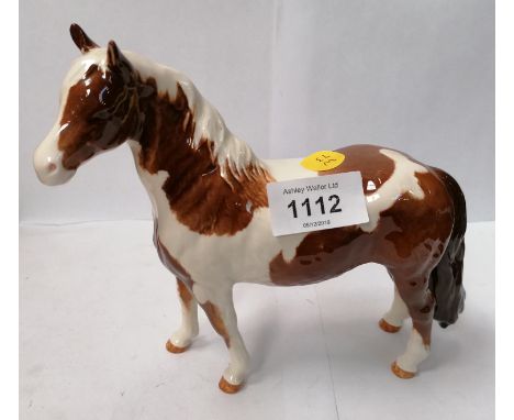 A BESWICK GLOSS SKEWBALD PONY CERAMIC MODEL 