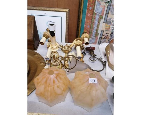 A MIXED LIGHTING LOT, VINTAGE WALL LIGHTS AND MATCHING TABLE LAMP, A PAIR OF ART DECO FROSTED GLASS SHADES AND A VICTORIAN GL