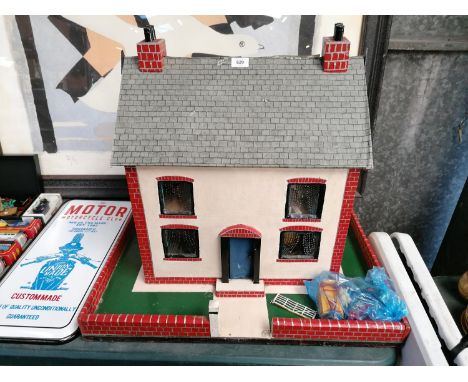 A VINTAGE WOODEN DOLLS HOUSE WITH ASSORTED LOOSE FIGURES ETC 