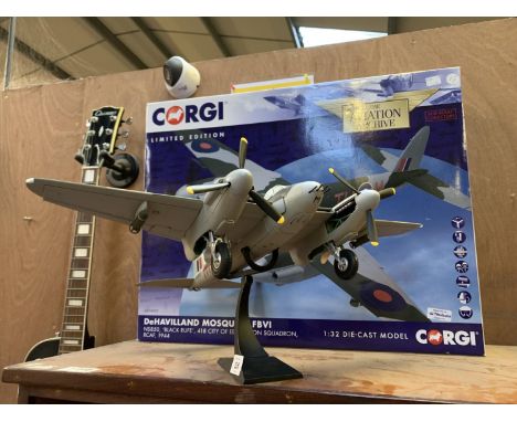 A BOXED CORGI LIMITED EDITION DE HAVILLAND MOSQUITO FIGHTER PLANE 1:32 SCALE DIE CAST MODEL 