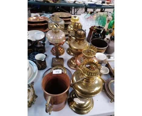 A COLLECTION OF VINTAGE BRASS OIL LAMPS ETC 