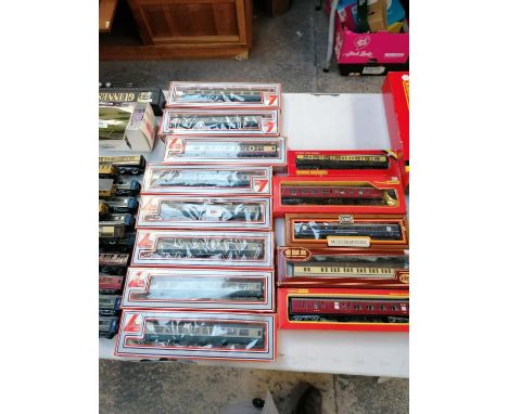 THIRTEEN BOXED 00 GAUGE MODEL RAILWAY CARRIAGES, 8 X LIMA, 3 X HORNBY, 1 X D.B AND 1 X AIRFIX 