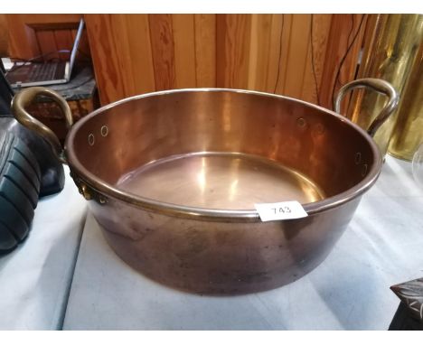 A VINTAGE TWIN HANDLED COPPER PAN WITH BRASS HANDLES 