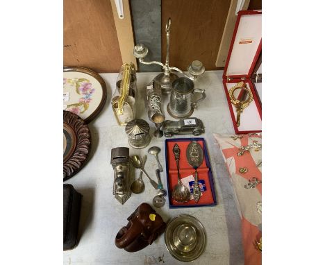 A GROUP OF MIXED ITEMS TO INCLUDE A SINGLE EGG CUP, CANDLE STICK, FLATWARE ETC 