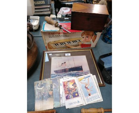 A MIXED GROUP OF ITEMS TO INCLUDE TEA CADDY, POSTCARDS, BOXED VINTAGE KEYBOARD ETC 