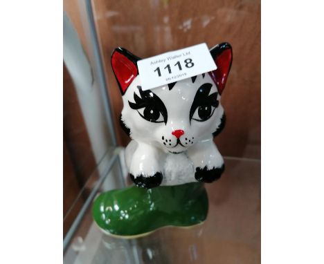 A LORNA BAILEY CERAMIC CAT IN A BOOT FIGURE 