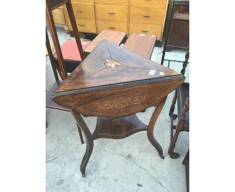 AN VICTORIAN INLAID MAHOGANY CORNER TABLE WITH DROP LEAF AND LOWER SHELF 