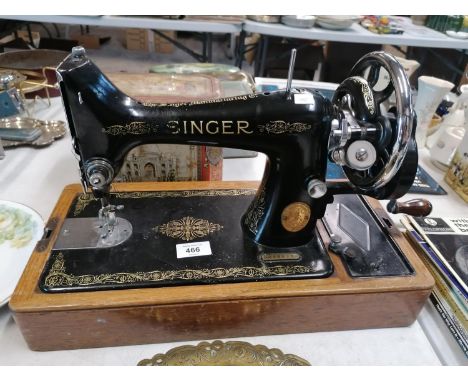 A VINTAGE SINGER SEWING MACHINE 