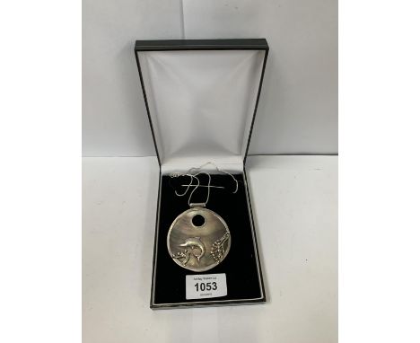 A SILVER NECKLACE CHAIN WITH MOTHER OF PEARL DOLPHIN DESIGN PENDANT 