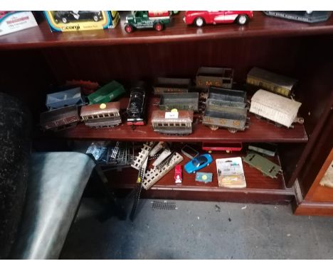 A MIXED LOT OF ASSORTED VINTAGE RAILWAY MODELS, CARRIAGES ETC 