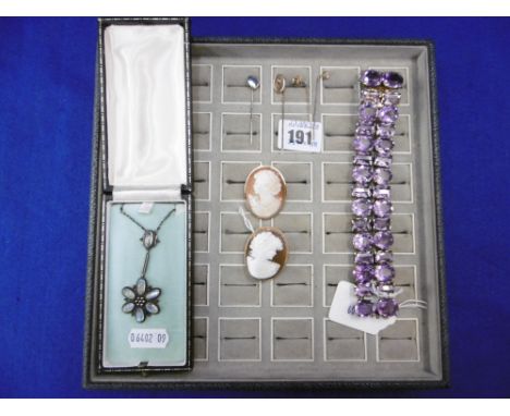 A COLLECTION OF JEWELLERY INCLUDING THREE 9CT GOLD STICK PINS AND TWO CAMEO BROOCHES