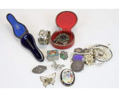 A mixed collection of jewellery to include a quantity of silver items, to also include a 9ct gold and silver ring.