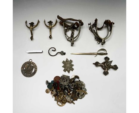 VARIOUS MILITARY BADGES + BUTTONS: A box containing 16 cap badges including 3 x DCLI, a quantity of buttons, 3 pairs of spurs