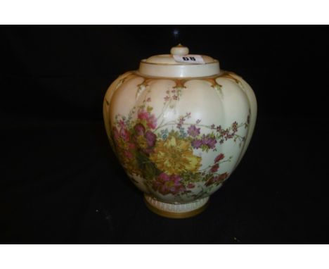 A LARGE ROYAL WORCESTER BLUSH IVORY VASE AND COVER CIRCA 1900