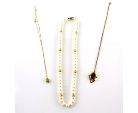 Cultured pearl necklace with gold beads, white pearls 6 mm in diameter, with ball clasp, stamped 14 ct, 44cm in length, a pea
