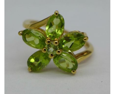 A silver gilt peridot cluster ring, L