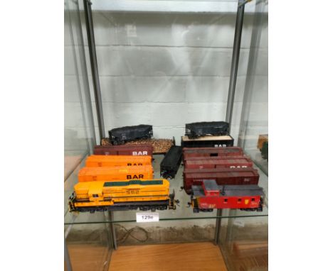 Maine central 562 train model together with rolling carriages. 