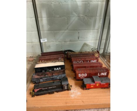 Maine central 961 train model together with rolling carriages. 
