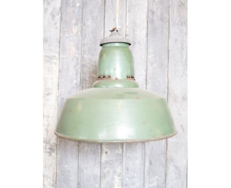 Industrial enamel light coming in green with original components H: 38 W: 34 cm