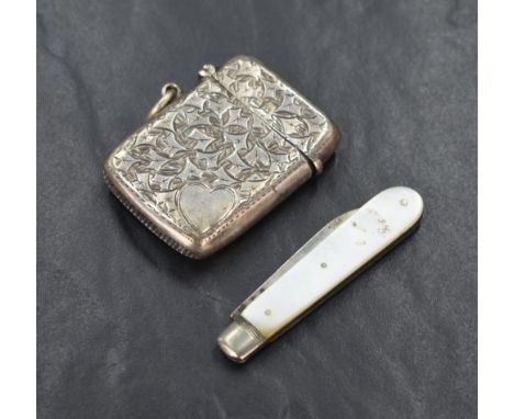 An Edwardian vesta case, having decorative engraving with a vacant heart cartouche to the corner, marks for Birmingham 1901, 