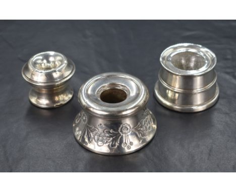 An Edwardian silver inkwell, of circular form having floral swag engraving, marks for Birmingham 1904, maker J B &amp; Co,111