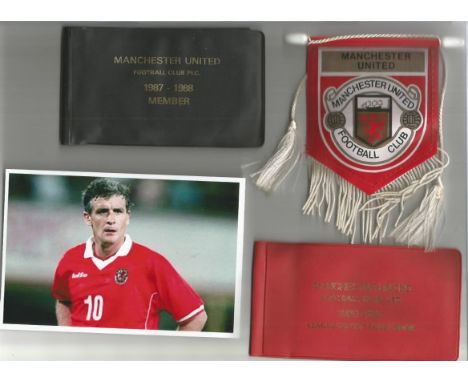 Manchester Utd ephemera collection. Contains photos, Pennants, 2016 and 2017 desk calendar, Ticket book etc. Good Condition. 
