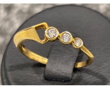 Ladies 18ct gold 3 stone diamond ring. Size M 1.9g