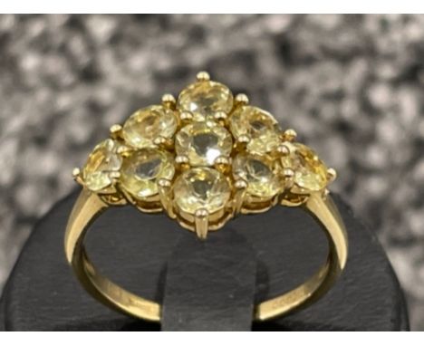 Ladies 9ct gold light green stone cluster ring. 2.9g size R1/2