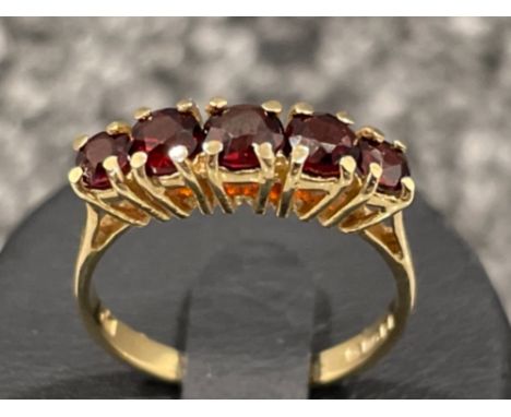 Ladies 9ct gold 5 stone Garnet ring all set in claw settings. 2.1g size M