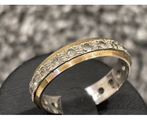 9ct gold and silver stone set ring. 2.5G size P
