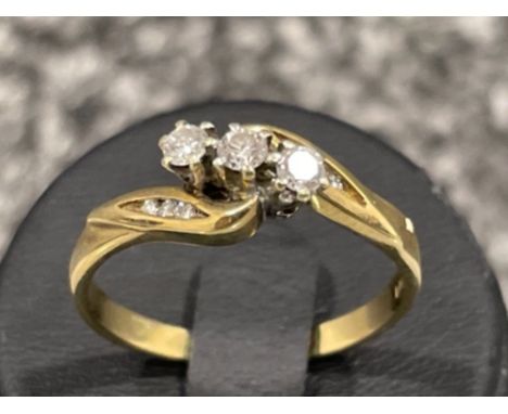 Ladies 9ct gold 3 stone Diamond ring set with diamonds on shoulders. 2.6g size P1/2