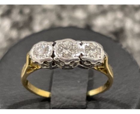 Ladies 18ct gold 3 stone diamond ring comprising of 3 round brilliant cut diamonds. 2.7g size K1/2