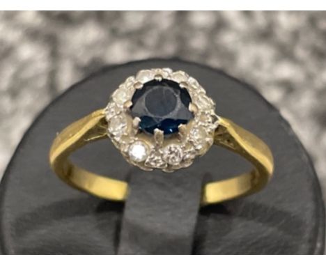 Vintage 18ct gold sapphire diamond cluster ring. 3.8g size Q