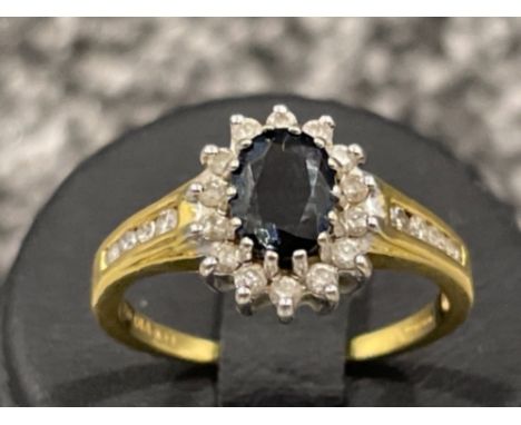 18ct gold Diamond and Sapphire cluster ring. 3.7g size N1/2