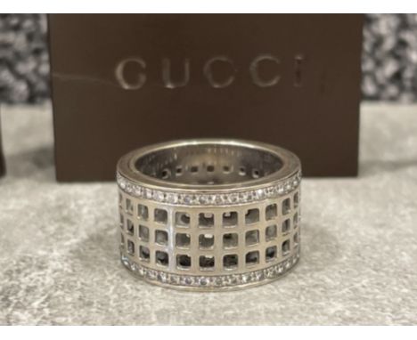 Gents Gucci 18ct white gold Diamond spinning ring. With original box and papers, size R