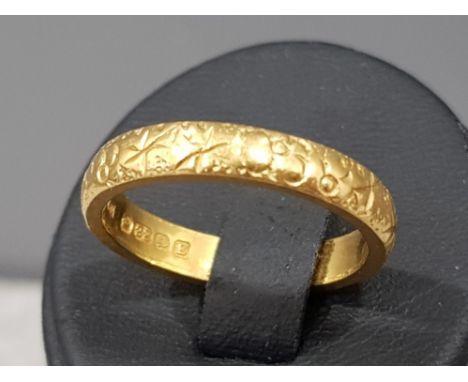 22ct yellow gold ring with engraved pattern, Birmingham, 1853, size N, 5.5g