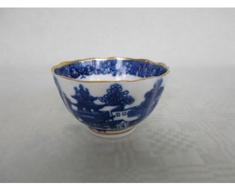 A late 18th/early 19th century Caughley tea bowl, typically decorated in the Oriental manner, 8cm diameter.