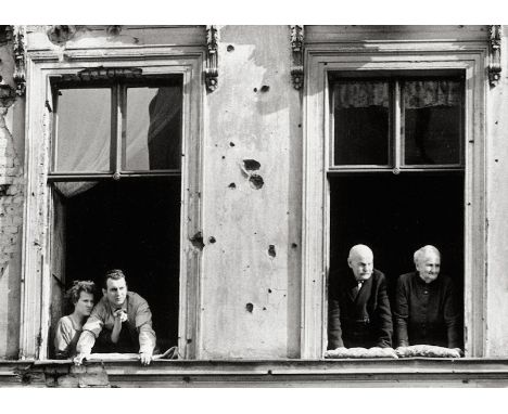 Fischer, Arno -- East Berlin, Prenzlauer Berg. 1957. Vintage gelatin silver print. 21,8 x 30 cm. Photographer's stamp, annota