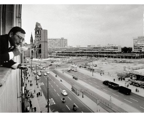 Brüchmann, Peter -- Wolfgang Neuss above Breitscheidplatz, Berlin. 1963. Vintage gelatin silver print. 30 x 39,5 cm. Photogra