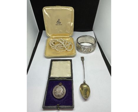 FOUR ITEMS TO INCLUDE A BOXED SET OF CIRO PEARLS, A POSSIBLY SILVER BANGLE, A SPOON AND A BOXED MEDAL 