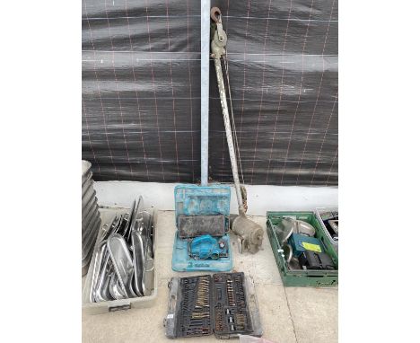AN ASSORTMENT OF TOOLS TO INCLUDE AN ELECTRIC WOOD PLANE AND DRILL BITS ETC 